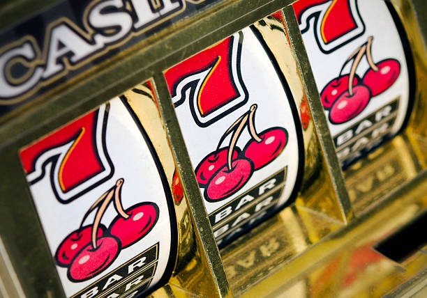 pin4d Grand Slam dealer in HD studio with roulette wheel and multi-camera angles
